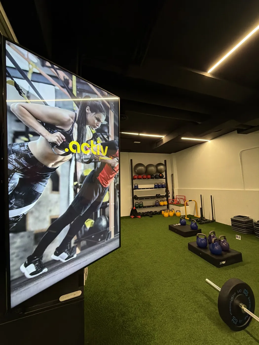 Zona de entrenamiento funcional de .activ Vigo, con kettlebells, barra y material de fuerza